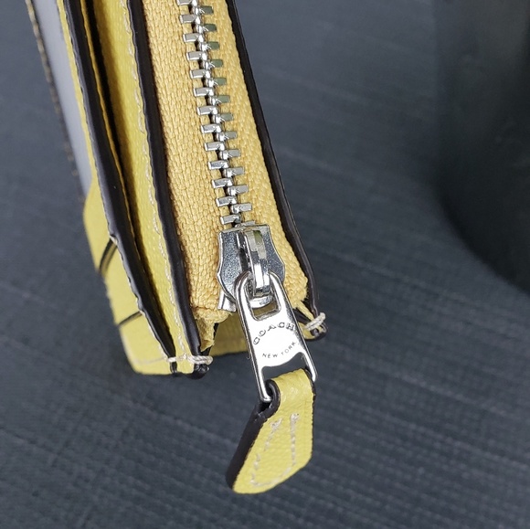 COACH Yellow Skinny Card and Keychain Case F12186 - Picture 6 of 8
